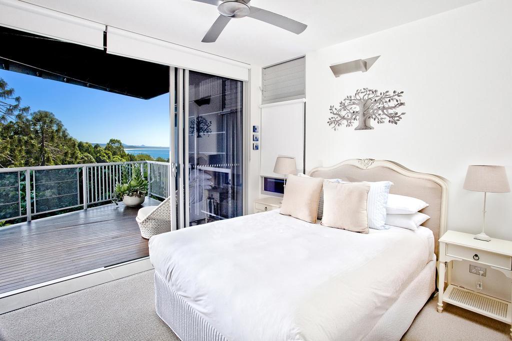 Peppers Noosa Resort And Villas Cameră foto A bedroom with a sliding door