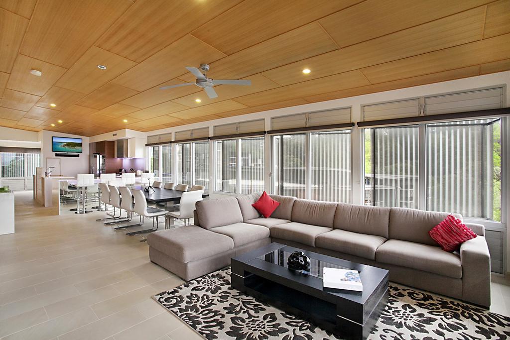Peppers Noosa Resort And Villas Exterior foto A living room with a large sectional sofa