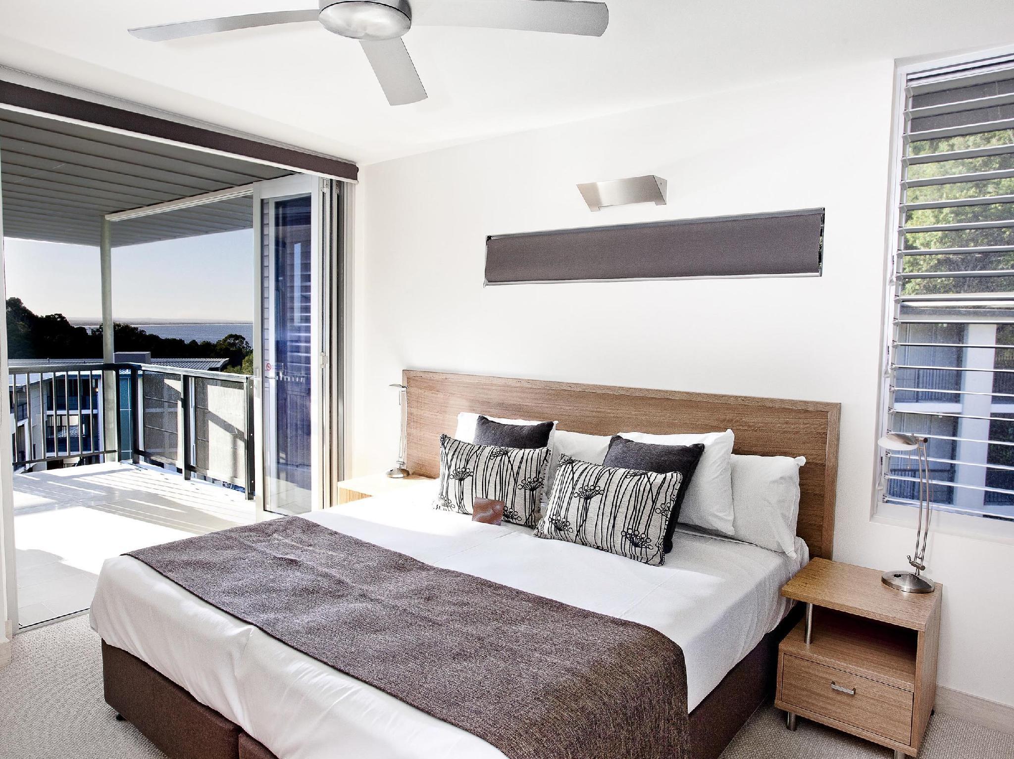 Peppers Noosa Resort And Villas Exterior foto A bedroom at the Mantra Trilogy