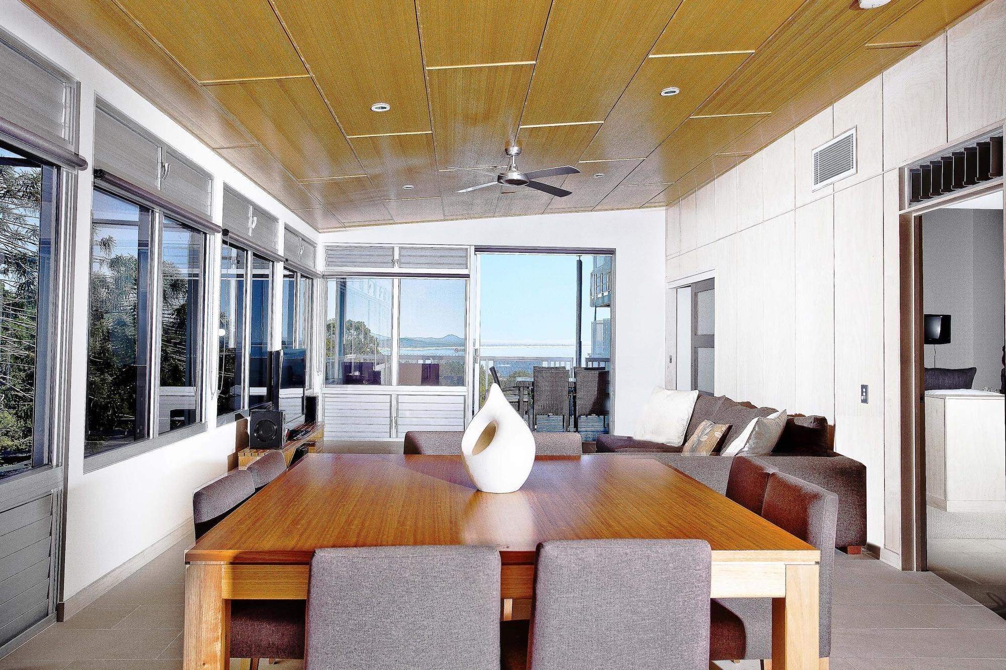 Peppers Noosa Resort And Villas Exterior foto A living room with a ceiling fan