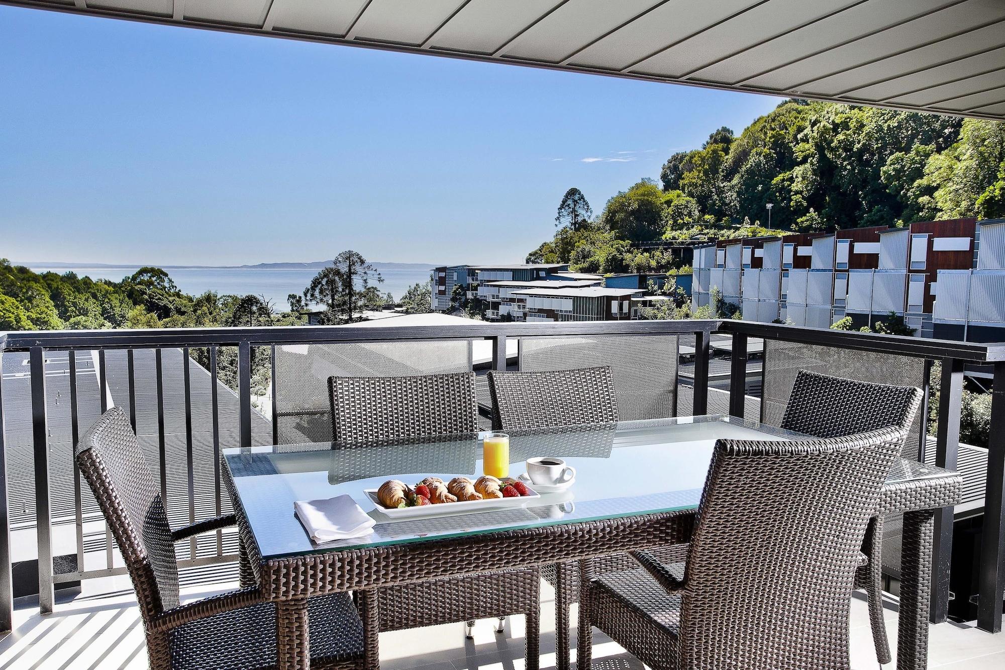 Peppers Noosa Resort And Villas Exterior foto A balcony with a retractable awning